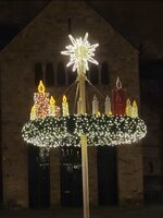 Weihnachten in Minden Beleuchteter Adventskranz vorm Mindener Dom bei Dunkelheit